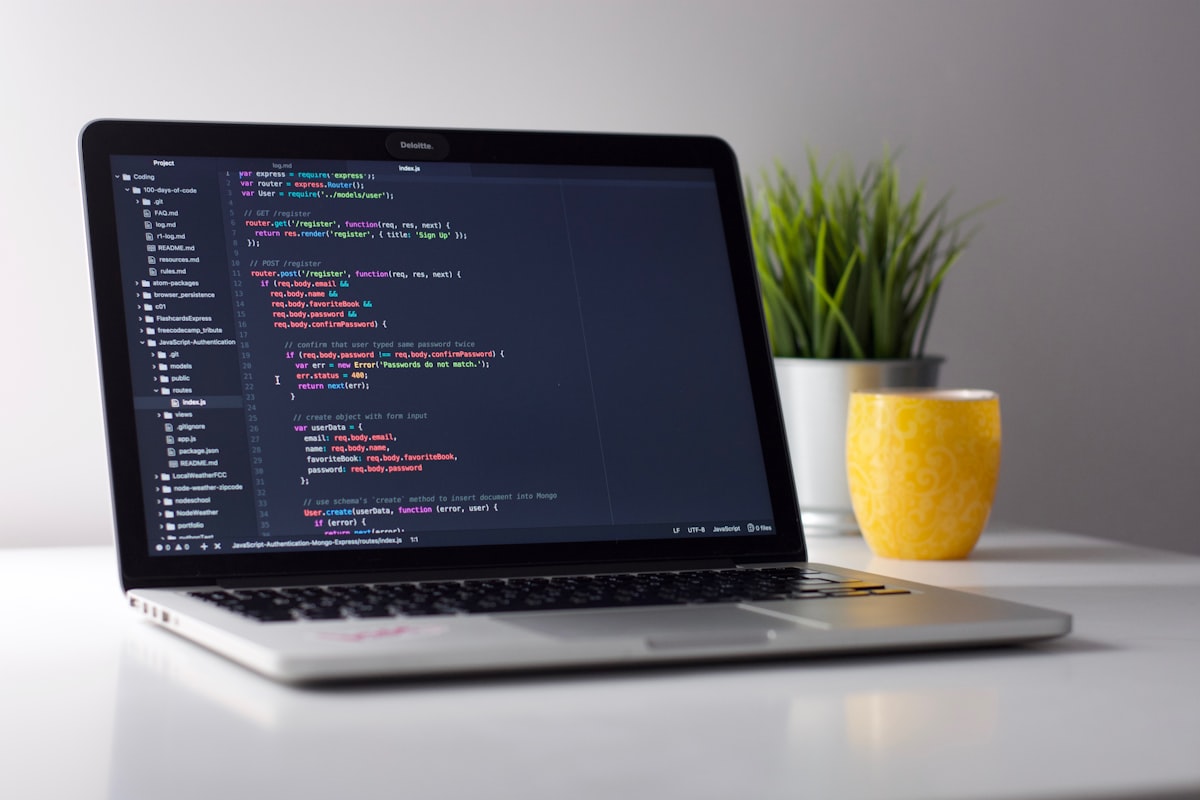 Professionele webontwikkelwerkplek met laptop en code